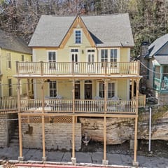 Downtown House w/Parking! On Spring St, Hot Tub!