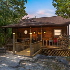 River Cabin, Jacuzzi, Sleeps 6!