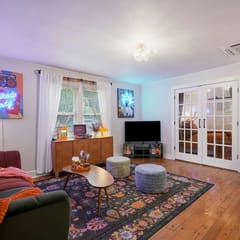 Downtown Apartment, Parking, King Bed, Sleeps 4!