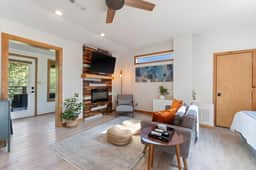 King Bed | Boho Charm | 2 minutes to Downtown