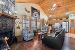 River Cabin, Hot Tub, Sleeps 6!