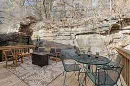 Downtown Loft: Parking, Balcony, Records, Sleeps 6