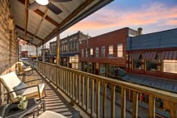 Downtown Loft: Parking, Balcony, Records, Sleeps 6