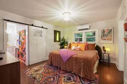 Downtown Apartment, Parking, King Bed, Sleeps 4!
