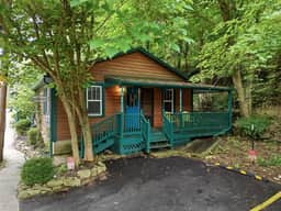 Downtown Apartment, Parking, King Bed, Sleeps 4!