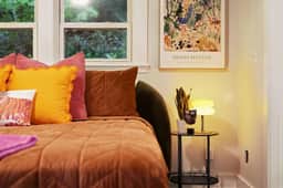 Downtown Apartment, Parking, King Bed, Sleeps 4!