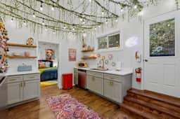 Apartment Downtown, Sleeps 4, Parking, King Bed! - Image 4