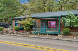 Apartment Downtown, Sleeps 4, Parking, King Bed! - Image 5