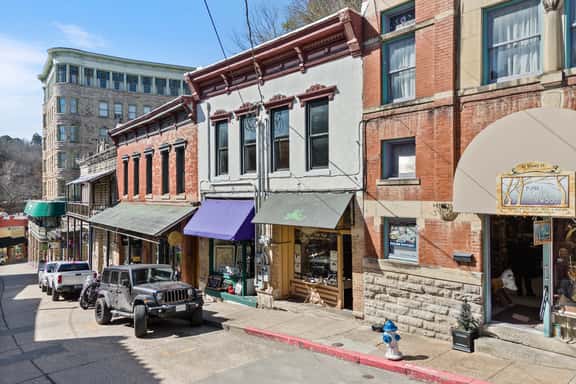 Downtown Loft on Spring, Sleeps 7, Near Basin Park - Image 1