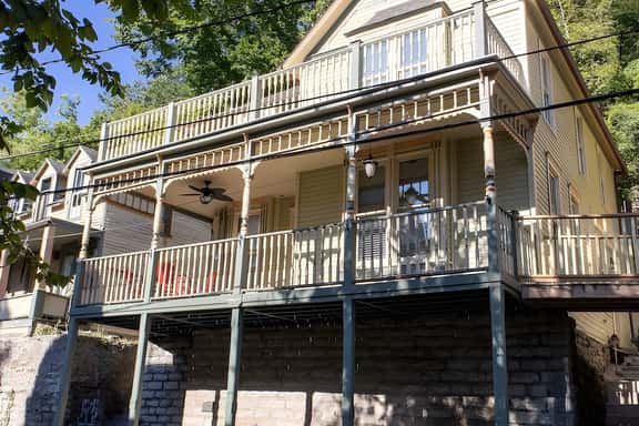 Downtown House w/Parking! On Spring St, Sleeps 8! - Image 1