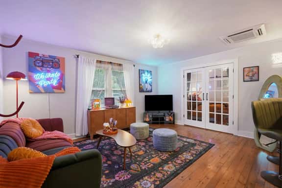 Downtown Apartment, Parking, King Bed, Sleeps 4! - Image 1