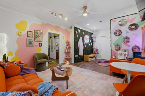 Apartment Downtown, Sleeps 4, Parking, King Bed! - Image 1