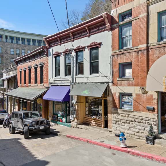 Downtown Loft on Spring, Sleeps 7, Near Basin Park - Image 1