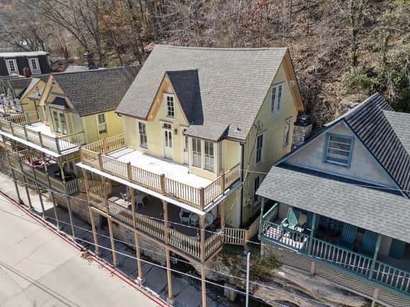 Downtown House w/Parking! On Spring St, Sleeps 6!