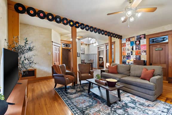 Downtown Loft: Parking, Balcony, Records, Sleeps 6