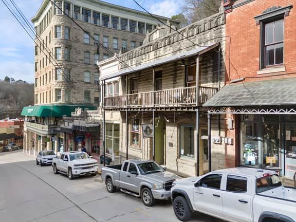 Downtown Loft: Parking, Balcony, Records, Sleeps 6