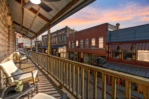 Downtown Loft: Parking, Balcony, Records, Sleeps 6