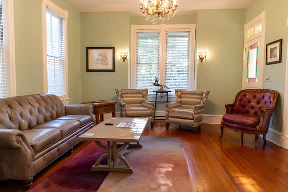 Downtown House w/Parking! On Spring St, Sleeps 8!