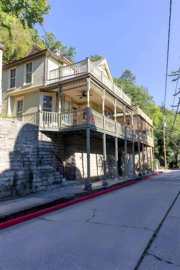 Downtown House w/Parking! On Spring St, Sleeps 8!
