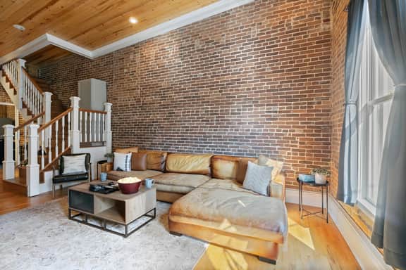 Downtown Loft on Spring, Sleeps 7, Near Basin Park