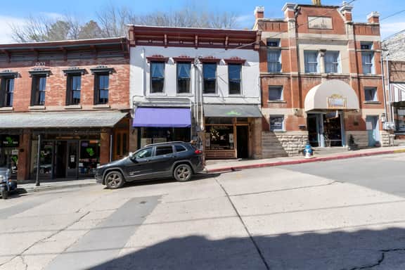 Downtown Loft on Spring, Sleeps 7, Near Basin Park