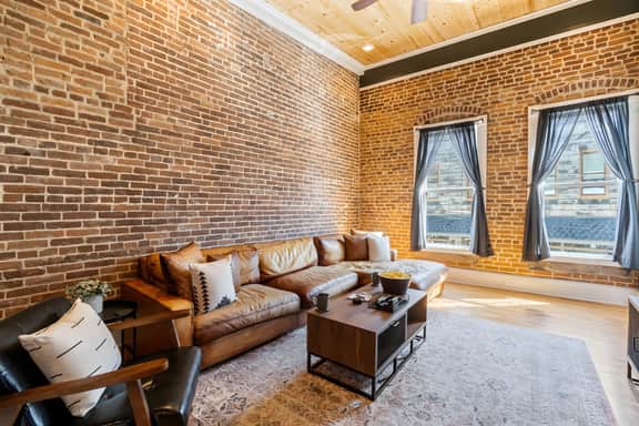Downtown Loft on Spring, Sleeps 7, Near Basin Park
