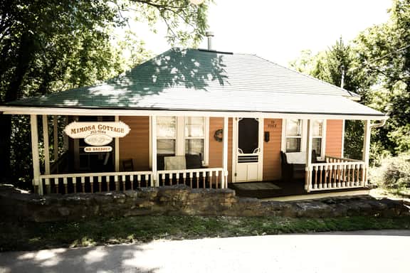 Historic Mimosa Cottage/Hot Tub