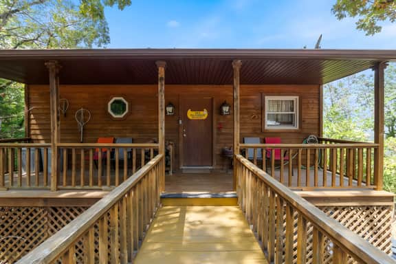 River Cabin, Jacuzzi, Sleeps 6!