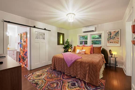 Downtown Apartment, Parking, King Bed, Sleeps 4!