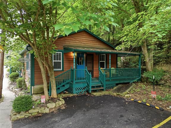 Downtown Apartment, Parking, King Bed, Sleeps 4!