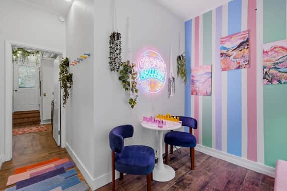 Apartment Downtown, Sleeps 4, Parking, King Bed! - Image 3