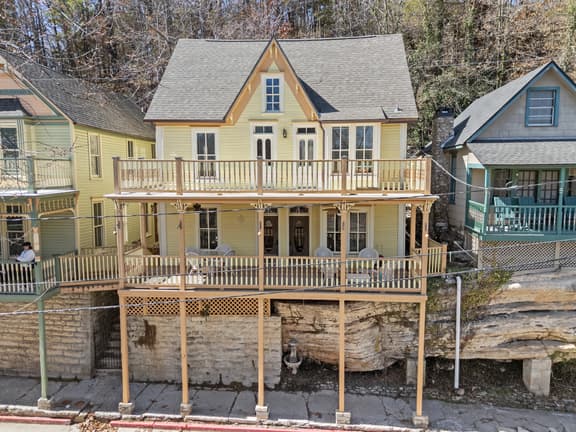 Downtown House w/Parking! On Spring St, Sleeps 6!