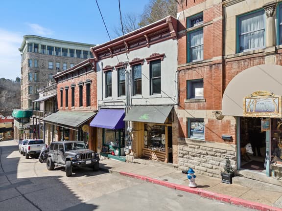Downtown Loft on Spring, Sleeps 7, Near Basin Park