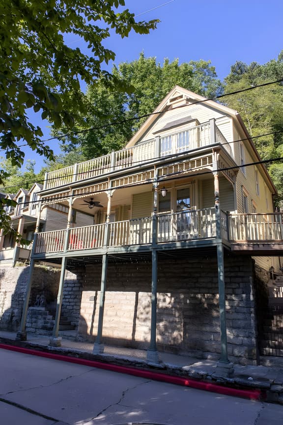 Downtown House w/Parking! On Spring St, Sleeps 8!