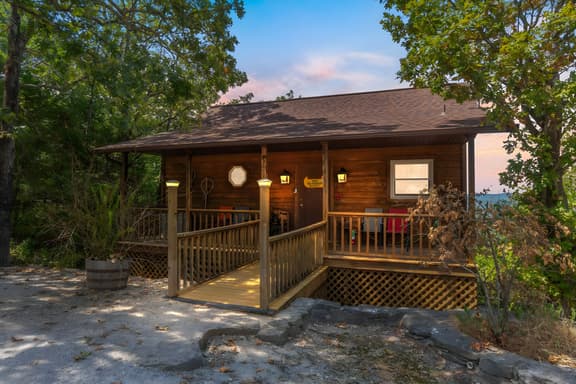 River Cabin, Jacuzzi, Sleeps 6!