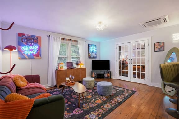 Downtown Apartment, Parking, King Bed, Sleeps 4!